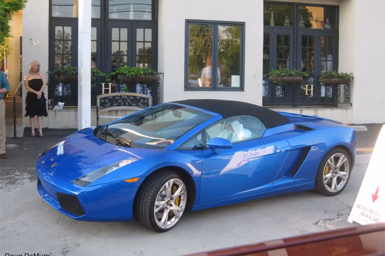 4. Lamborghini Gallardo – Rapper 50 Cent. Một tay chơi rapper khác là 50 cent tậu cho mình chiếc siêu xe trị giá lên tới 2 triệu USD cho chiếc Lamborghini Gallardo màu xanh biển, một trong những siêu xe có tốc độ nhanh nhất của hãng xe có biểu tượng trâu vàng.