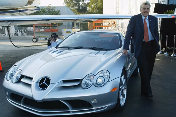 5. Jay Leno - Mercedes SLR McLaren. Jay Leno không chỉ là MC nổi tiếng của truyền hình Mỹ mà còn là tín đồ sưu tập xe với những cái tên như chiếc Stanley Steamer 1906, Dodge Challenger 1970 hay Mercedes SLR McLaren.