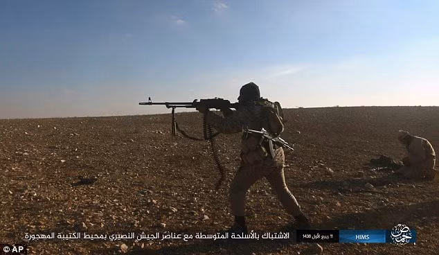 Một phần tử khủng bố IS đang nã đạn bằng súng máy hạng nhẹ PKM ở Palmyra. Ảnh Daily Mail