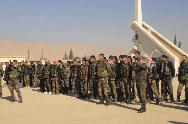 Lực lượng tiếp viện tập kết tại một điểm để nghe phổ biến kế hoạch tác chiến. Ảnh AM