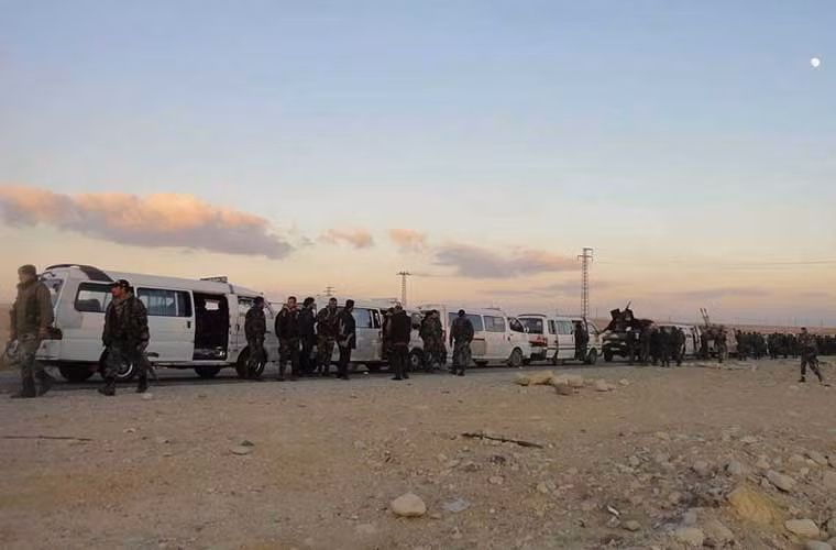 Đoàn xe tập kết tại một địa điểm vào lúc chiều tối trên đường đổ về Palmyra. Được biết, đây là quân tiếp viện cho lực lượng Syria ở thành cổ Palmyra. Ảnh AM