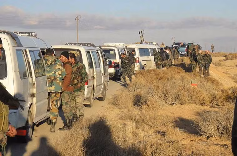 Hình ảnh nhóm quân Syria nghỉ chân bên đường sau khi thành cổ Palmyra bị thất thủ. Ảnh AM