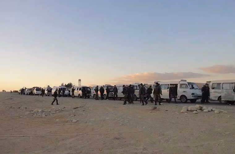 Nhóm tiếp viện trên đường tới Palmyra để phản công phiến quân IS. Ảnh AM