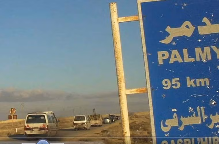 Đoàn xe di chuyển trên đường, cách Palmyra 95 km. Ảnh AM
