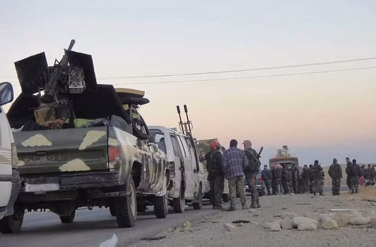 Súng phòng không hiện diện đằng sau xe bán tải của một chiếc xe quân sự trong đoàn tiếp viện. Ảnh AM