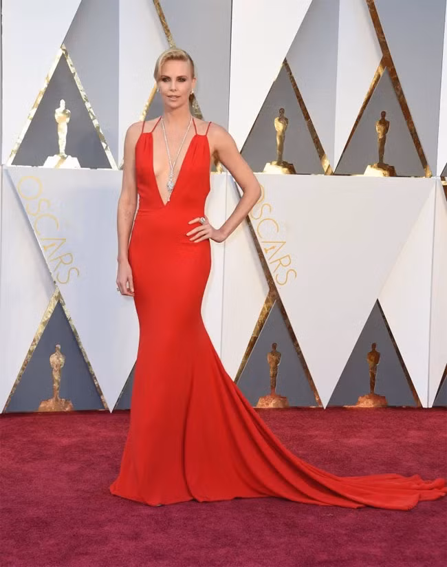 So với hình ảnh thon thả của cô trên thảm đỏ, hình ảnh của Charlie trong phim Tully khác hẳn.