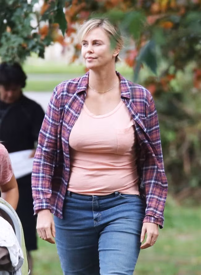 Mặc quần jeans, áo phông và khoác ngoài áo sơ mi, ngôi sao Hollywood lộ rõ thân hình đồ sộ, vòng 2 to hơn bình thường rất nhiều.