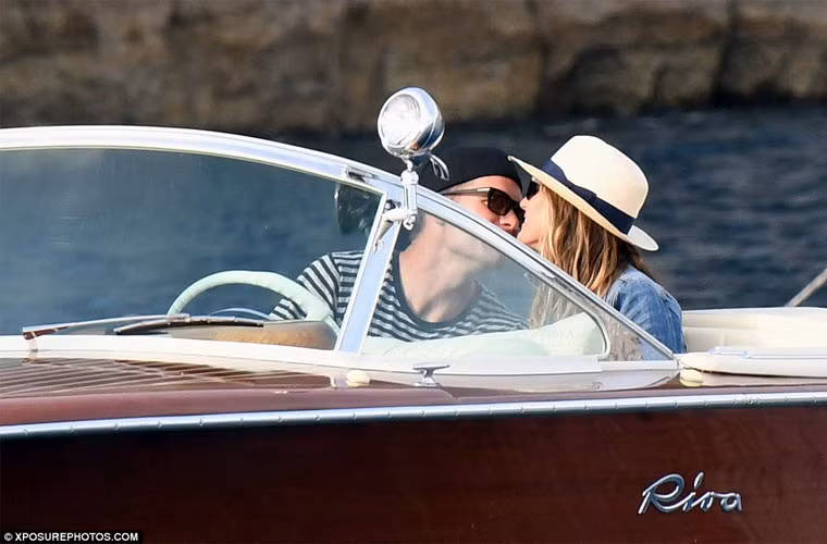 Nhìn họ, nhiều người ngỡ đây là một cặp đôi đi trăng mật.