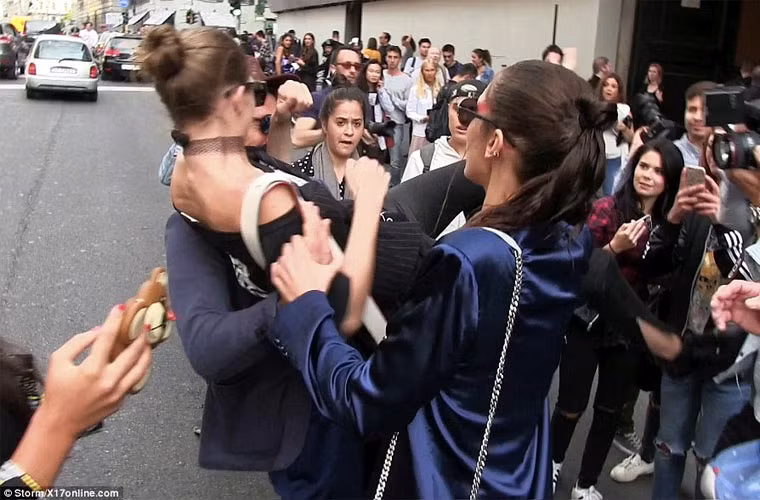 Gigi dùng cả cùi chỏ thúc vào mặt kẻ sàm sỡ mình.