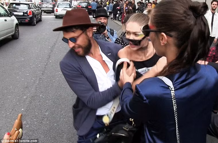 Cô chống đối quyết liệt đến nỗi suýt tuột cả kính.