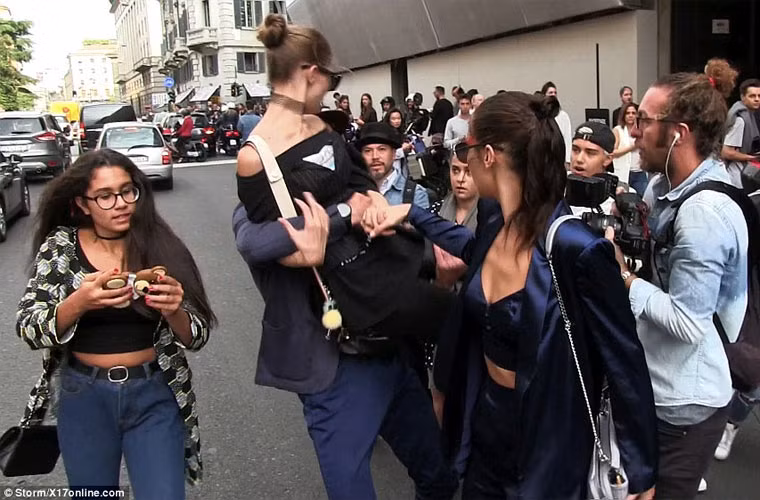 Sốc vì bỗng nhiên bị sàm sỡ giữa phố, nhưng Gigi vẫn rất quyết liệt lấy hai nắm đấm tay đánh gã đàn ông để hắn thả mình ra.