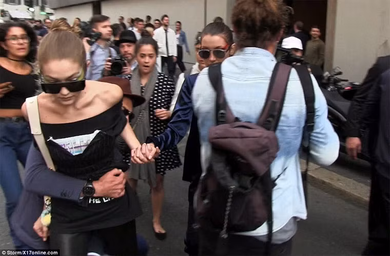 Hai chị em Gigi đang đi ra xe ô tô thì Gigi bị gã đàn ông, được cho là kẻ chuyên phá đám sao trên thảm đỏ, Vitalii Sediuk, túm chặt từ phía sau, rồi bế bổng cô người mẫu 21 tuổi lên.