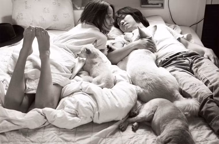 Vợ chồng Lee Hyori sống bình dị bên 5 chú chó và 2 con mèo và tất cả chúng đều là thú bị lạc được Lee mang về nuôi.