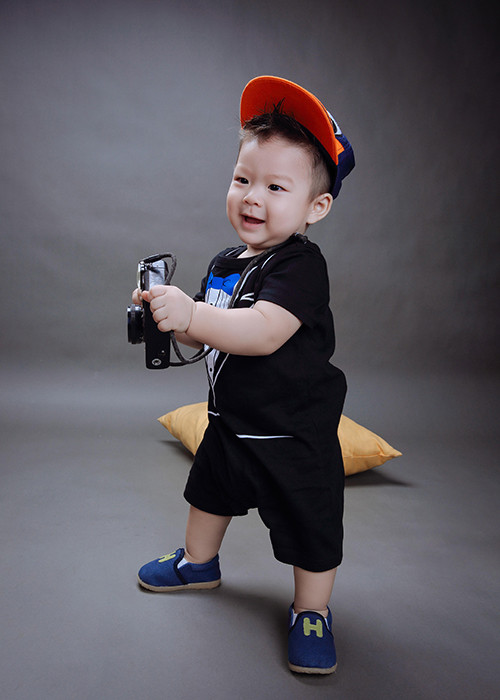 Nhóc tì nhà nữ diễn viên phim “Long thành cầm giả ca” trông bụ bẫm, đáng yêu. Đặc biệt, bé rất hay cười. 