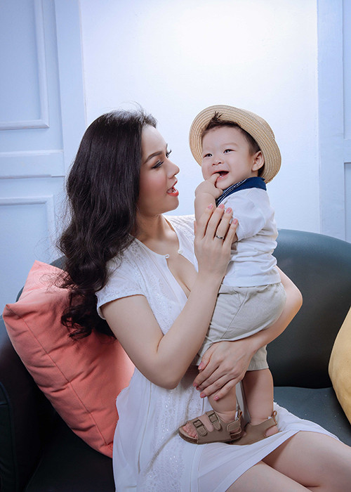 Trong bộ ảnh mới, bé Putin Tin còn được lưu lại những khoảnh khắc đáng yêu bên mẹ trước ngày tròn một tuổi. 