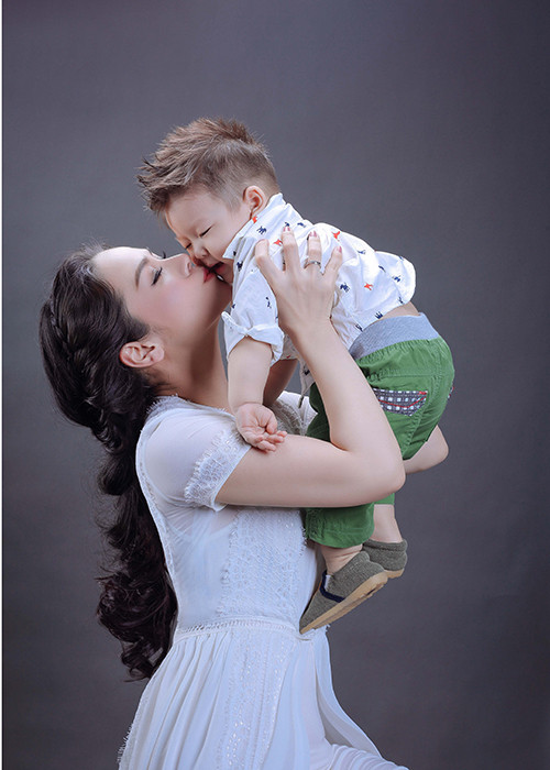 Nữ diễn viên phim “Long thành cầm giả ca” cưng nựng thiên thần nhỏ của mình. 