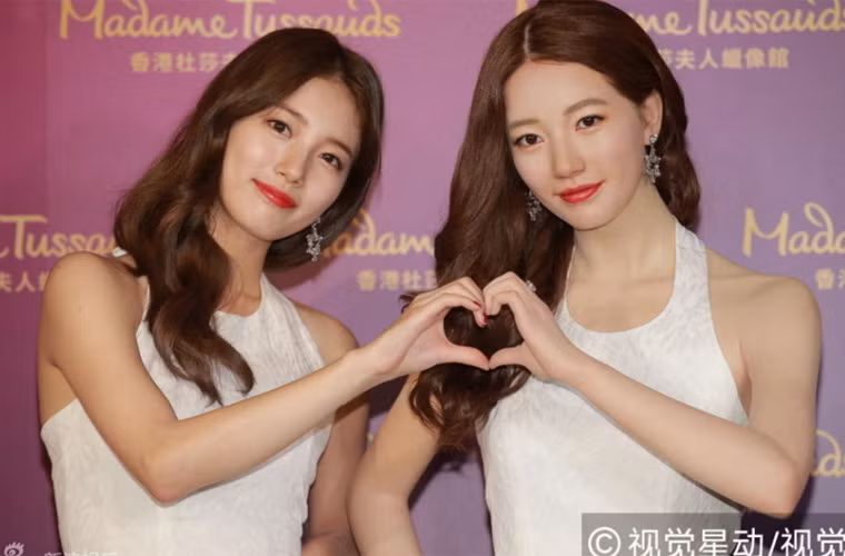 Ngày 13/9, nữ ca sĩ Suzy thành viên nhóm nhạc Miss A đã tới Hong Kong để tham dự buổi ra mắt tượng sáp của mình tại Bảo tàng tượng sáp Madame Tussauds Hong Kong.