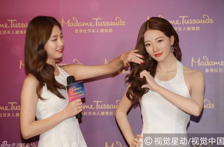 “Tôi không nghĩ bức tượng sáp lại giống tôi như thế. Tôi rất vui vì là ngôi sao nữ xứ Hàn đầu tiên được đúc tượng sáp ở Hong Kong”, Suzy nói trong buổi ra mắt tượng sáp.