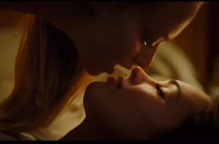 Amanda Seyfried cảm thấy không thoải mái khi đóng cảnh hôn môi đồng tính với Megan Fox trong bộ phim "Jennifer’s Body" bởi cô sợ gia đình mình sẽ xem những cảnh này.