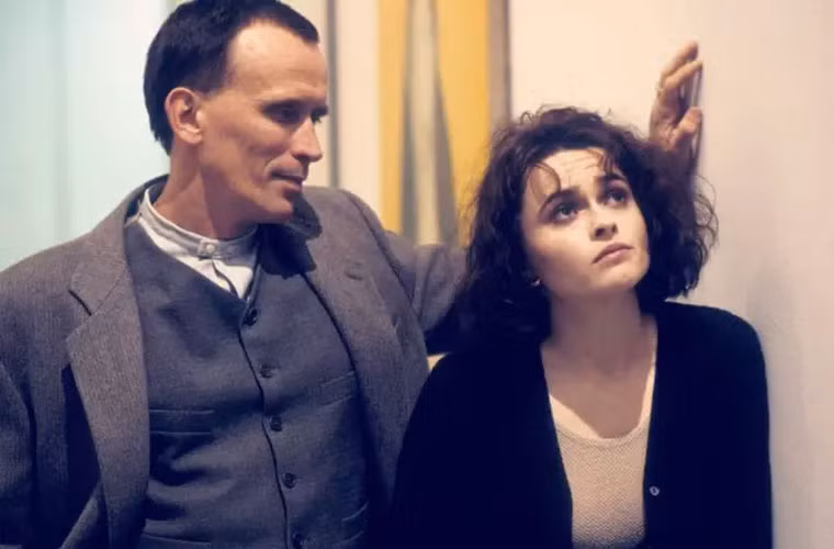 Helena Bonham Carter miêu tả những cảnh hôn môi, đặc biệt là cảnh hôn lưỡi với Woody Allen trong phim "Mighty Aphrodite" là nhiệm vụ khó nhất trong suốt quá trình làm phim.