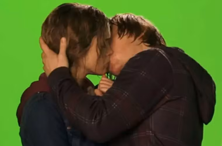 Emma Watson đã miêu tả nụ hôn cô dành cho Rupert Grint trong bộ phim "Harry Potter and the Deathly Hallows" là điều kỳ quặc nhất bởi Rupert tỏ ra rất ngượng ngập và không bao giờ thể hiện anh nghĩ gì về nụ hôn.