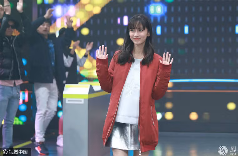 Dù luôn né tránh các câu hỏi của phóng viên về việc bầu bí, nhưng Angelababy lộ rõ bụng bầu trong trang phục áo nỉ chân váy khi tham gia sự kiện vừa qua.