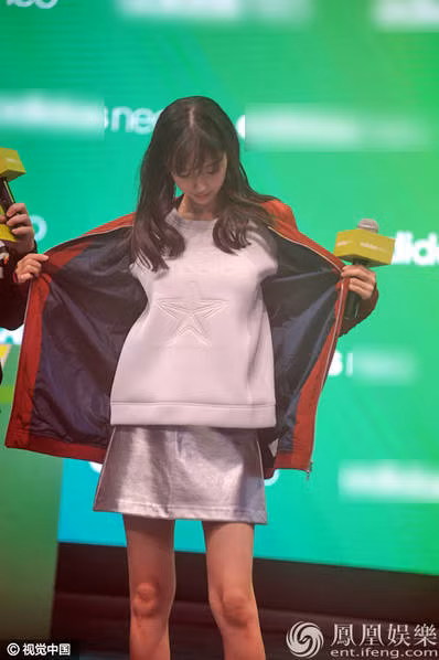 Lý do mọi người tò mò được trông thấy cô là vì tin đồn Angelababy đã mang thai nhưng nữ diễn viên luôn né tránh và chưa công khai chuyện này.