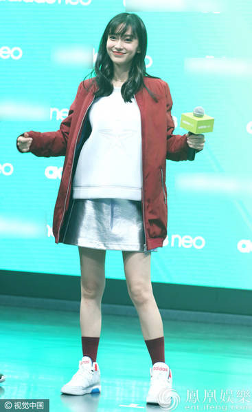 Xuất hiện trong một sự kiện quảng cáo ngày 12/9, Angelababy được mọi người quan tâm hơn bình thường dù trang phục cô mặc rất giản dị.