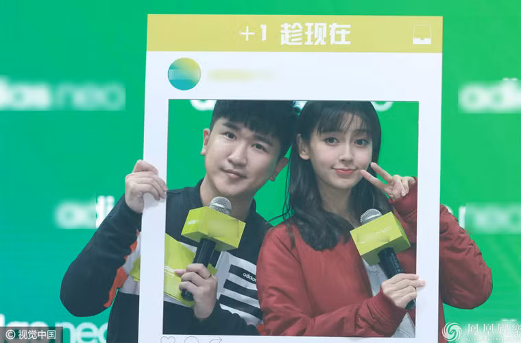 Cả Angelababy và Huỳnh Hiểu Minh đều không lên tiếng khẳng định hay phủ nhận chuyện họ sắp lên chức. Khi dự một sự kiện mới đây, nam diễn viên điển trai họ Huỳnh tỏ ra ngượng ngập và cúi đầu đi thẳng khi được hỏi về việc sắp lên chức bố.