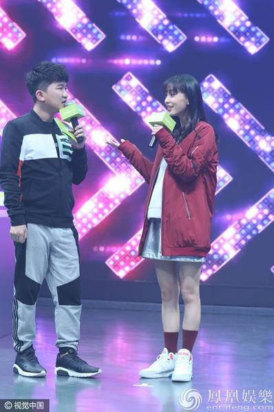 Sau đám cưới, cả hai lại lao vào công việc với lịch làm việc kín mít nên ít có thời gian dành cho nhau. Fan lo sợ khoảng cách sẽ khiến tình cảm của cặp sao đẹp đôi nhất Cbiz rạn nứt.