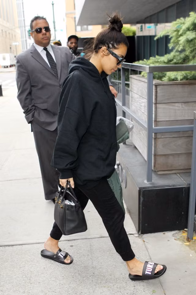 Tóc Kim Kardashian bị rụng nhiều sau khi sinh con trai thứ hai vào tháng 12/2015. Phụ nữ thường bị rụng tóc sau khi sinh 2-4 tháng.