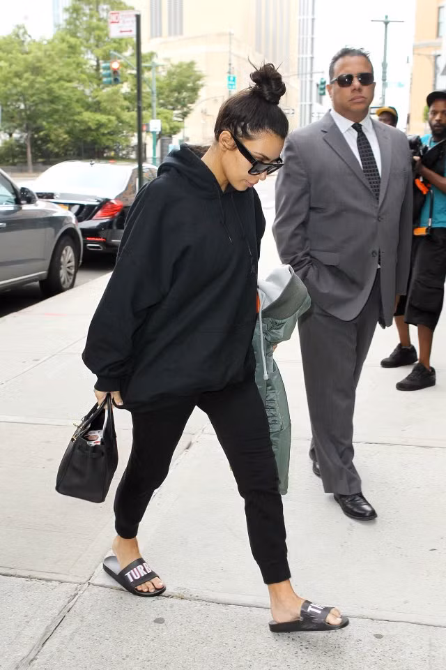 Hình ảnh này hoàn toàn trái ngược với mái tóc dày mượt mà của Kim Kardashian mọi người thường thấy. Thực chất đó là mái tóc nối của Kim Kardashian.