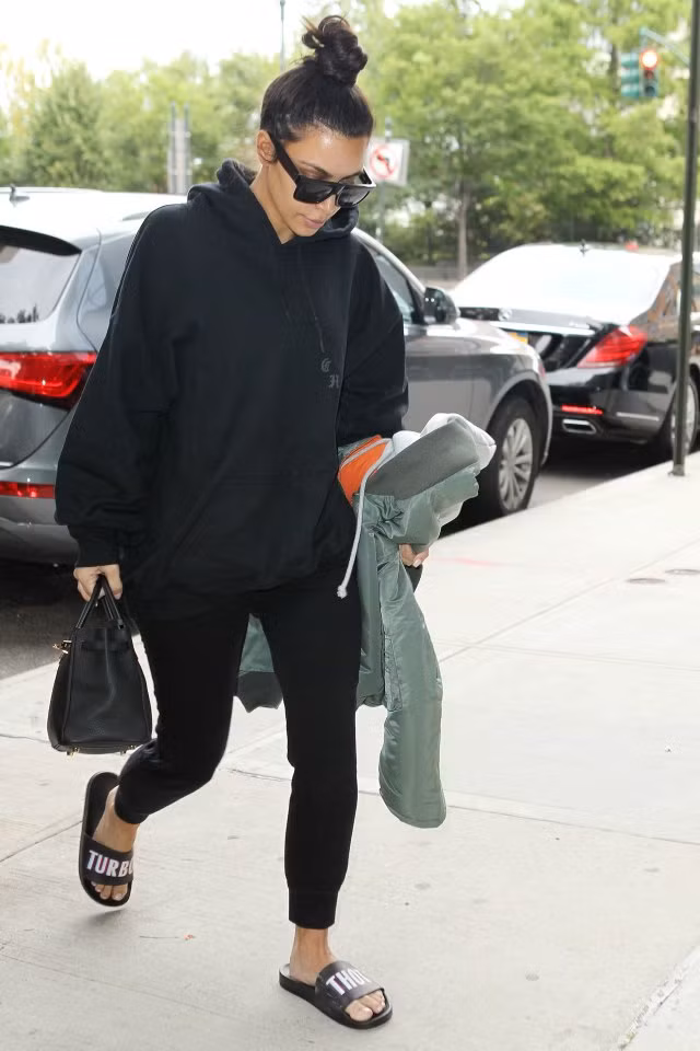 Kim đã lo lắng vì mái tóc cứ mỏng dần đi và cô nối tóc để che khuyết điểm đó.