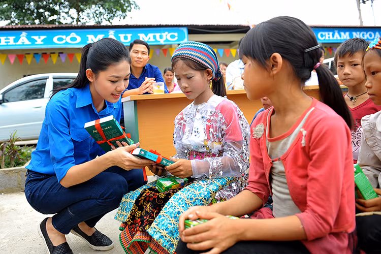 Với tinh thần sẻ chia, Thanh Tú vui vẻ trò chuyện và tận tay trao những món quà đầy ý nghĩa đến các em học sinh. 