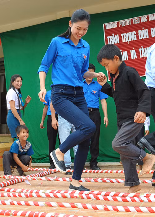 Đến thăm và tặng quà các em nhỏ tại Trường PTDT Bán trú Mậu Duệ B, Thanh Tú rất xúc động trước hình ảnh nhiều em nhỏ quần áo lấm lem, chân đi đất và đầy những vết chai sần. 