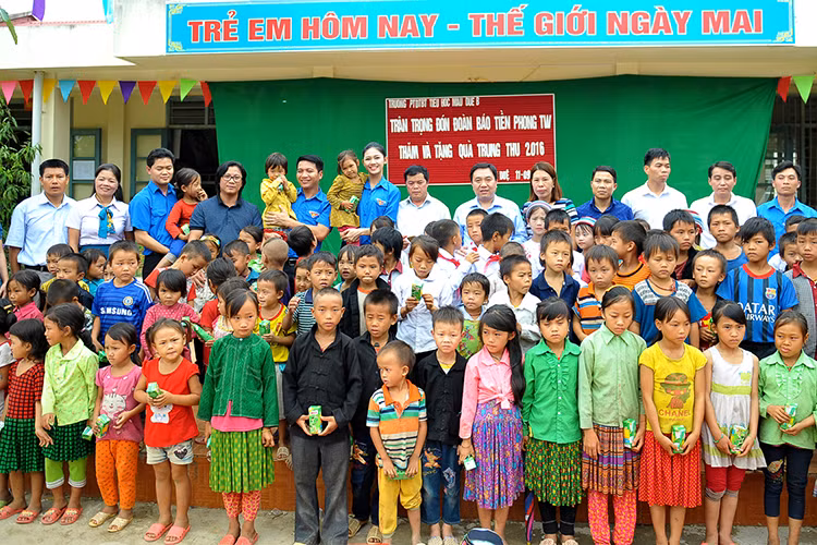 Á hậu 1 cuộc thi Hoa hậu Việt Nam 2016 còn tham gia nhảy sạp, tạo dáng chụp ảnh cùng các em nhỏ. 