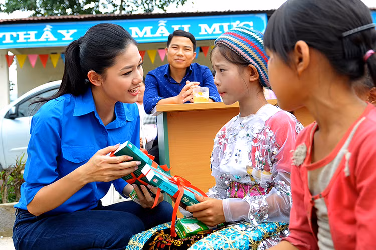 Trong không khí vui Tết Trung thu sớm, tại huyện Mèo Vạc, Á hậu Thanh Tú còn tham dự chương trình giao lưu văn nghệ “Đêm hội trăng rằm”. 