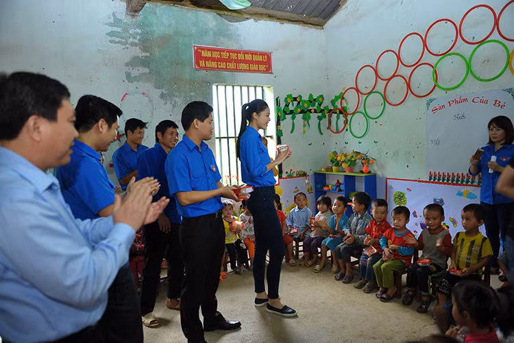 Chia sẻ về chuyến đi, Thanh Tú cho hay cô bị ám ảnh trước sự lam lũ, nghèo khó trong cuộc sống của người dân, nhất là trẻ em với hình ảnh chúi người địu bó củi to hơn người hay hình ảnh thay bố mẹ bế em. 