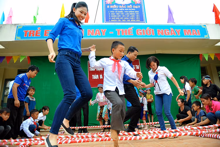 Á hậu 1 cuộc thi Hoa hậu Việt Nam 2016 cũng cho biết rằng chuyến đi giúp cô cảm nhận rõ hơn người dân và trẻ em của nhiều vùng đất đang rất cần sự quan tâm giúp đỡ của cộng đồng. 