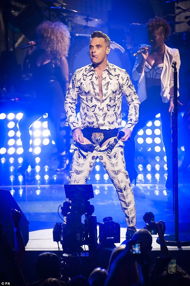 Màn khoe quần chip của Robbie Williams khiến show diễn của anh trở thành một show diễn gây sốc và nhớ đời nhất của liên hoan âm nhạc này.