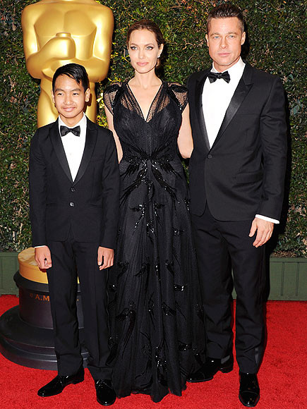  Pitt và Jolie đưa con trai cả Maddox, cậu bé mà Jolie nhận nuôi từ năm 2002 ở một trại trẻ mồ côi ở Campuchia, tới dự lễ trao giải Academy's Governors Awards năm 2013.