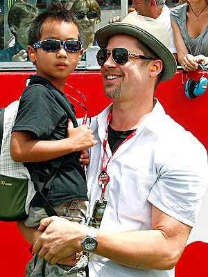 Tháng 6/2008, lúc đó gia đình nhà Brangelina mới có 4 nhóc tì vì hai bé sinh đôi chưa chào đời. Pitt đưa Maddox đi xem giải đua motor Grand Prix ở Mugello, Italy.