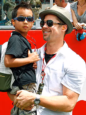 Tháng 6/2008, lúc đó gia đình nhà Brangelina mới có 4 nhóc tì vì hai bé sinh đôi chưa chào đời. Pitt đưa Maddox đi xem giải đua motor Grand Prix ở Mugello, Italy.