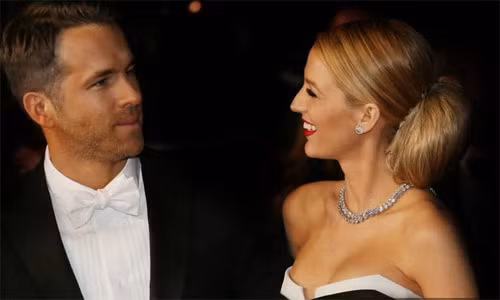 Ryan Reynolds và Blake Lively giống nhau ở khuôn mặt gầy và phần xương hàm to. Hai người hẹn hò từ năm 2011, hiện đã có một con gái chung và chuẩn bị đón chào một thiên thần nữa.