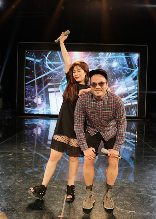 Thảo Nhi và Dũng Hà thân thiết bên nhau trong buổi tập luyện chuẩn bị cho đêm thi sắp tới.