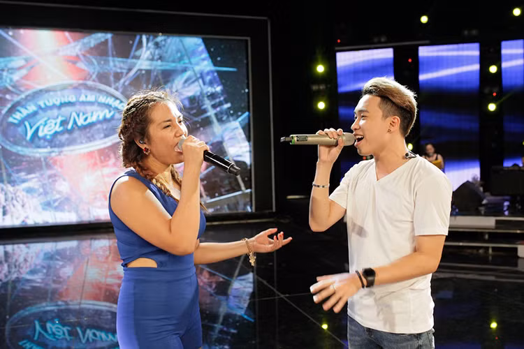 Ngoài song ca với khách mời, các thí sinh còn có phần kết hợp theo cặp. Theo đó, Janice Phương song ca với Quang Đạt.