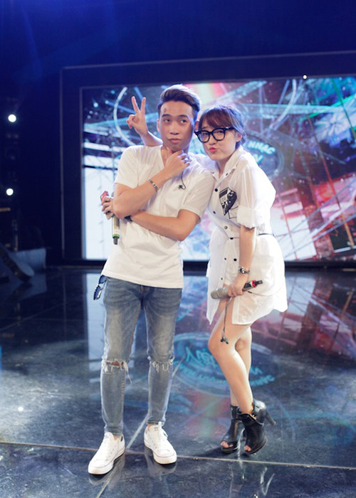 Trong thời gian giải lao, quán quân Vietnam Idol 2014 vui đùa cùng Quang Đạt - thí sinh mà cô hỗ trợ trong Gala 8.