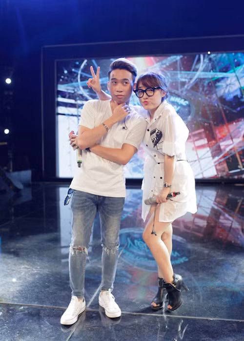 Trong thời gian giải lao, quán quân Vietnam Idol 2014 vui đùa cùng Quang Đạt - thí sinh mà cô hỗ trợ trong Gala 8.