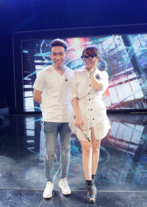 Xuất hiện tại buổi tập luyện của top 4 Vietnam Idol 2016, Nhật Thủy diện trang phục mốt giấu quần khoe vẻ sexy, gợi cảm.