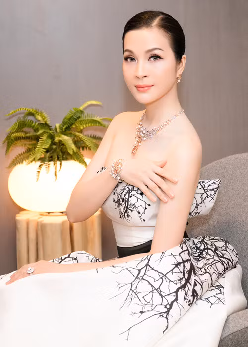 Những hoa văn đen trên bộ đầm được đính kết cườm nổi đẹp mắt còn họa tiết thì đơn giản nhưng không kém phần tinh tế. 